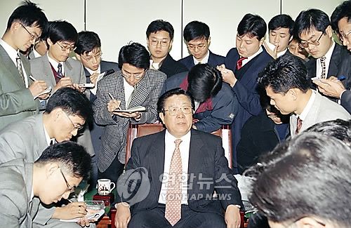 101800-안강민 대검 중수부장 수사브리핑(서울=연합뉴스) 전수영 기자 = 안강민 대검중수부장이 수사브리핑에서 계좌추적 결과 노태우 전대통령에게 성금을 제공한 기업체들이 일부 드러났다고 밝히고 있다. 1995.11.6   <저작권자 ⓒ 2009 연 합 뉴 스. 무단전재-재배포 금지.>