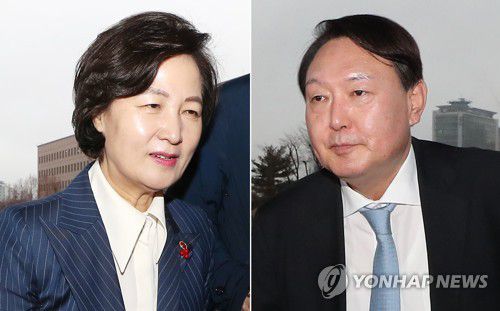 법무부에서 만난 추미애 장관과 윤석열 검찰총장(과천=연합뉴스) 김도훈 기자 = 추미애 법무부 장관이 7일 외부 일정을 마친 뒤 정부과천청사 법무부에 복귀하고 있다(왼쪽 사진). 이날 오후 윤석열 검찰총장이 추미애 법무부 장관을 예방하기 위해 법무부로 들어서고 있다. 2020.1.7 superdoo82@yna.co.kr