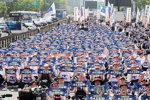 금융노조 "주 4.5일제 근무 촉구"(서울=연합뉴스) 임화영 기자 = 전국금융산업노동조합(금융노조) 조합원들이 26일 서울 종로구 세종대로에서 열린 9·26 총파업 결단식에서 실질임금 인상과 주 4.5일제 근무를 촉구하고 있다. 2025.9.26 hwayoung7@yna.co.kr