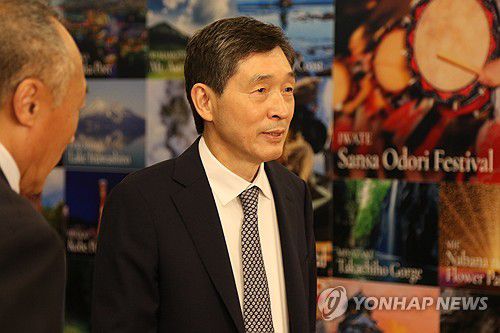 도쿄 도착한 이혁 주일 한국대사(도쿄=연합뉴스) 박상현 특파원 = 이혁 신임 주일 한국대사가 26일 도쿄 하네다공항에 도착, 재일본대한민국민단 관계자들과 인사한 뒤 이동하고 있다. 2025.9.26 psh59@yna.co.kr