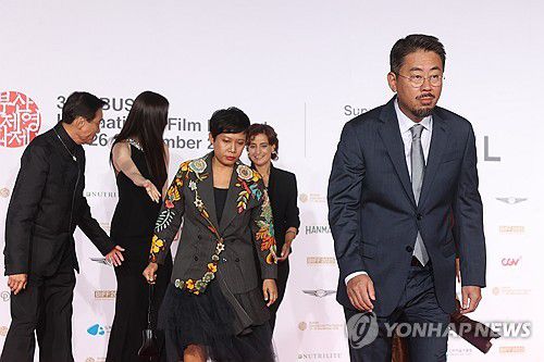 폐막식 참석하는 나홍진 감독(부산=연합뉴스) 류효림ㄹ 기자 = 나홍진 감독을 비롯한 부산국제영화제 경쟁 부문 심사위원들이 26일 부산 해운대구 우동 영화의전당에서 열린 제30회 부산국제영화제 폐막식에 참석하고 있다. 2025.9.26 ryousanta@yna.co.kr