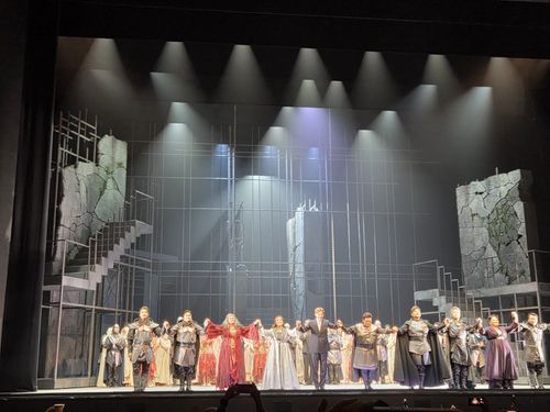 제22회 대구국제오페라축제 개막 공연 '일 트로바토레'(대구=연합뉴스) 이용숙 객원 기자 = 26일 대구오페라하우스에서 열린 제22회 대구국제오페라축제 개막 공연 '일 트로바토레' 커튼콜의 모습. 배경으로 감옥의 무대가 보인다. 2025.09.26. rosina0314@naver.com