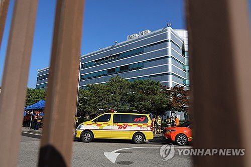 밤샘 진화작업 이뤄진 국가정보자원관리원(대전=연합뉴스) 김소연 기자 = 27일 대전 유성구 국가정보자원관리원 인근에 소방차가 서 있다. 전날 오후 8시 20분께 자원관리원 전산실에서 리튬이온 배터리 폭발로 화재가 발생했다. 소방당국은 9시간 50분 만인 이날 오전 6시 30분께 초진 완료했다. 2025.9.27 soyun@yna.co.kr