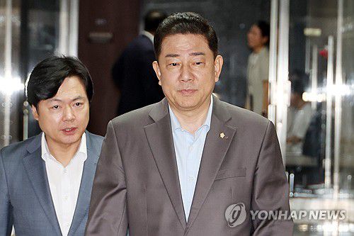 의총 참석하는 김병기 원내대표(서울=연합뉴스) 김주성 기자 = 더불어민주당 김병기 원내대표가 27일 서울 여의도 국회에서 열린 의원총회에 참석하고 있다. 2025.9.27 utzza@yna.co.kr