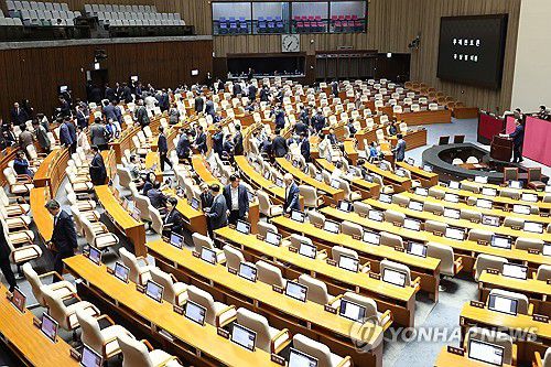 국회법 개정안 필버 시작...의석 비우는 의원들(서울=연합뉴스) 김주성 기자 = 27일 본회의에서 국회법 개정안에 대한 국민의힘 유상범 의원의 무제한토론이 시작되자 더불어민주당 의원을 비롯한 대부분 의원들이 의석을 비우고 있다. 2025.9.27 utzza@yna.co.kr