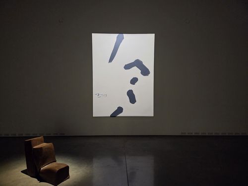 이강소 작 '허'와 조각작품 '무제'(대구=연합뉴스) 박의래 기자 = 26일 대구미술관에서 열리고 있는 이강소 회고전 '곡수지유: 실험은 계속된다'에 전시된 이강소 작 '허'와 조각작품 '무제'. 2025.9.27. laecorp@yna.co.kr