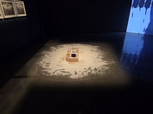 이강소 '닭 퍼포먼스'(대구=연합뉴스) 박의래 기자 = 26일 대구미술관에서 열리고 있는 이강소 회고전 '곡수지유: 실험은 계속된다'에 재현해 놓은 이강소의 '닭 퍼포먼스'. 2025.9.27. laecorp@yna.co.kr