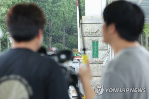 윤 전 대통령 강제 구인 앞둔 서울구치소 앞 취재진(의왕=연합뉴스) 이진욱 기자 = 조은석 내란 특검팀이 소환에 불응한 윤석열 전 대통령에 대해 강제구인 절차에 들어간 가운데 14일 윤 전 대통령이 수감된 서울구치소 앞에 취재진이 대기하고 있다. 2025.7.14 cityboy@yna.co.kr