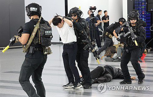 인질 테러범 진압하는 경찰특공대(부산=연합뉴스) 강선배 기자 = 11일 부산 강서구 김해국제공항 국제선 1층 대합실에서 열린 APEC 정상회의 대비 2025 김해국제공항 대테러 합동훈련에서 경찰특공대가 무장한 인질 테러범을 진압하고 있다.     이번 훈련은 한국공항공사, 부산지방항공청, 공군, 부산경찰청 등 13개 기관에서 100여 명이 참여해 불법드론 대응, 테러범 진압, 생화학 및 폭발물 처리 순으로 진행됐다. 2025.9.11 sbkang@yna.co.kr