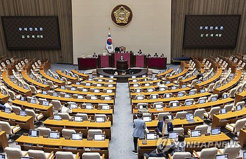 국회 증언·감정법 무제한 토론하는 국민의힘 김은혜 의원(서울=연합뉴스) 황광모 기자 = 28일 국회 본회의에 '국회에서의 증언·감정 등에 관한 법률 일부개정법률안에 대한 수정안'이 상정된 뒤, 국민의힘 김은혜 의원이 이 법안에 대한 필리버스터(무제한 토론)을 시작하고 있다. 2025.9.28