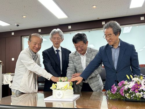 도광문화포럼 150회를 축하하며     (서울=연합뉴스) 김예나 기자 = 지난 26일 서울 동작구 양녕회관에서 열린 도광문화포럼에서 관계자들이 150회를 축하하고 있다. 왼쪽부터 포럼 대표를 역임한 이원복 전 부산시립박물관장, 이건무 전 국립중앙박물관장, 이귀영 국가유산진흥원장, 신광섭 전 국립부여박물관장. 2026.9.29     yes@yna.co.kr