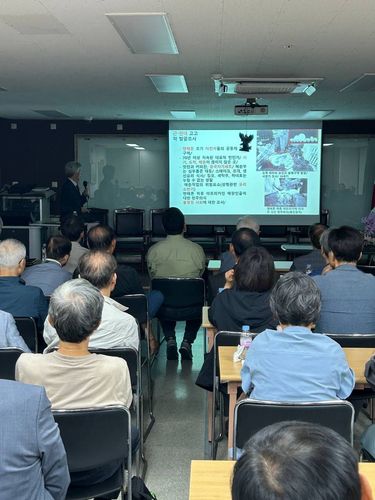 원로 고고학자의 '발굴' 이야기     (서울=연합뉴스) 김예나 기자 = 이건무 전 국립중앙박물관장 겸 도광문화포럼 초대 대표가 지난 26일 서울 동작구 양녕회관에서 열린 도광문화포럼에서 고고학 발굴을 주제로 강연하고 있다. 2025.9.29     yes@yna.co.kr