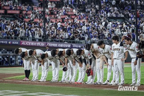 관중들에게 인사하는 롯데 선수단[롯데 자이언츠 제공. 재판매 및 DB 금지]