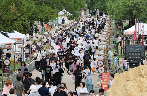 서산 해미읍성 축제 찾은 관광객들[서산시 제공. 재판매 및 DB 금지]