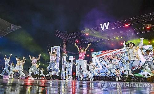 2025 원주 댄싱카니발 성료     (원주=연합뉴스) 강원 원주문화재단은 지역 대표 축제인 2025 원주 댄싱카니발이 사흘간 30여만명의 방문객을 기록하며 28일 성료했다고 밝혔다.     사진은 원주시 명륜동 댄싱공연장에서 지난 26일 열린 개막 무대. 2025.9.28 [원주문화재단 제공. 재판매 및 DB 금지]     yangdoo@yna.co.kr (끝)