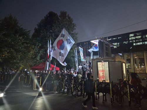 민초결사대가 29일 오후 서울 영등포구 여의도동에서 연 집회.[촬영 박수현]