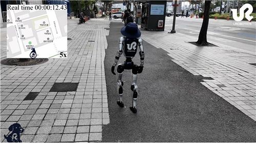 명현 교수팀이 개발한 휴머노이드가 도심을 걷고 있는 모습 [KAIST 제공. 재판매 및 DB 금지]