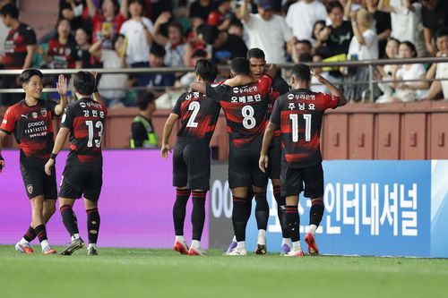 기쁨을 나누는 포항 스틸러스 선수들.[한국프로축구연맹 제공. 재판매 및 DB 금지]