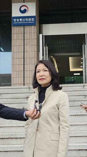 30일 오후 정부과천청사에서 이진숙 방송통신위원장이 퇴근하며 소회를 밝히고 있다. [촬영 나확진]