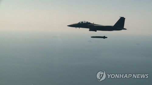 타우러스 미사일 발사하는 한국 공군 F-15K 전투기 [국방부 제공/ EPA=연합뉴스 자료사진. 재판매 및 DB 금지]