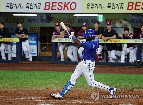 '49홈런·150타점' 삼성 디아즈(대구=연합뉴스) 김현태 기자 = 25일 대구 삼성라이온즈파크에서 열린 프로야구 키움과 삼성의 경기. 8회 말 2사 주자 1, 3루 상황에서 타석에 들어선 삼성 디아즈가 3점 홈런을 치고 있다. 이 홈런으로 디아즈는 KBO 한 시즌 최다 150타점 신기록에 이어 외국인 타자 최다인 49홈런 기록을 새롭게 썼다. 2025.9.25 mtkht@yna.co.kr