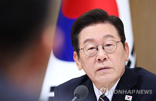 참석자 발언듣는 이재명 대통령(서울=연합뉴스) 김도훈 기자 = 이재명 대통령이 30일 용산 대통령실에서 열린 제44회 국무회의에서 참석자 발언을 듣고 있다. 2025.9.30 superdoo82@yna.co.kr