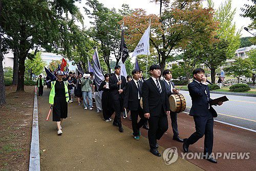 '글로컬대학 지정' 충남대 총학 대학규탄(대전=연합뉴스) 이주형 기자 = 충남대 총학생회 등 재학생들이 30일 공주대와의 통합을 전제로 글로컬 대학에 선정된 충남대가 학생 의견을 제대로 반영하지 않았다며 대학 본부 규탄 교내 행진을 하고 있다. 2025.9.30 coolee@yna.co.kr