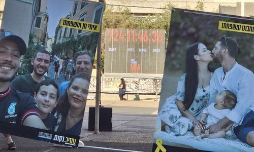 인질 광장(텔아비브=연합뉴스) 김동호 특파원 = 9월 30일(현지시간) 텔아비브미술관 앞 '인질 광장'에 전쟁 발발 이후 흐른 시간을 알리는 전광판이 설치돼 있다. 2025.10.1 photo@yna.co.kr