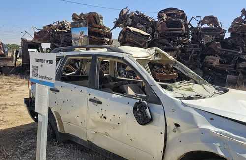 총알 구멍이 벌집처럼 뚫린 자동차(트쿠마[이스라엘]=연합뉴스) 김동호 특파원 = 9월 30일(현지시간) 트쿠마 마을에 마련된 '자동차 무덤'. 2025.10.1 photo@yna.co.kr