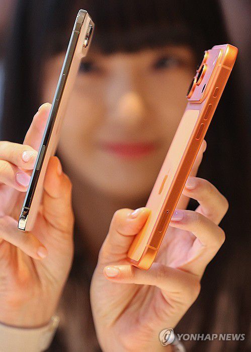 아이폰 에어(왼쪽)와 아이폰 17 PRO[연합뉴스 자료사진]