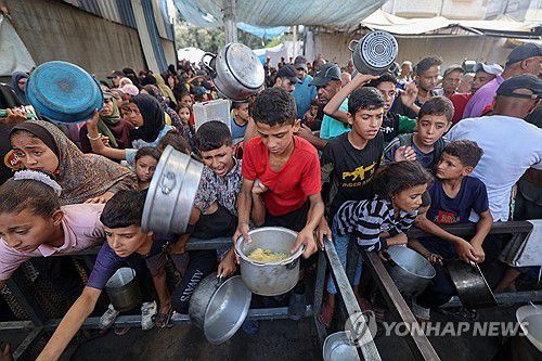 식량배급을 기다리는 가자지구의 팔레스타인 어린이들[AFP 연합뉴스 자료사진]