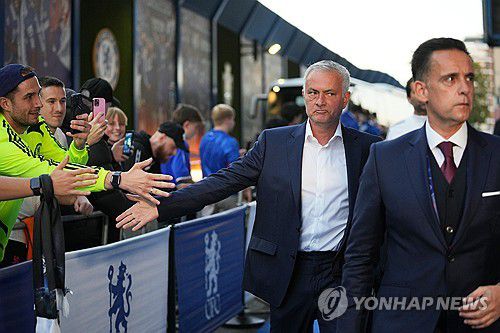 스탬퍼드 브리지로 입장하는 조제 모리뉴 감독[AP=연합뉴스]