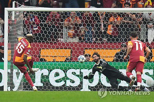 페널티킥 골 넣는 갈라타사라이의 빅터 오시멘[AP=연합뉴스]