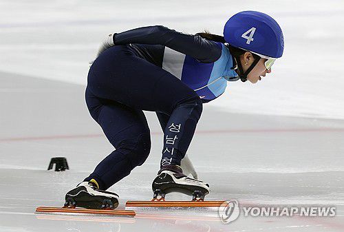 김길리 '밀라노 향해'(서울=연합뉴스) 김성민 기자 = 13일 서울 목동 아이스링크에서 열린 2025-2026시즌 쇼트트랙 국가대표 2차 선발전. 여자부 1000m 준결승에서 성남시청 김길리가 역주하고 있다. 2025.4.13 ksm7976@yna.co.kr