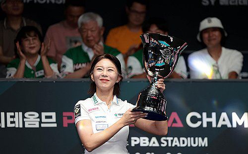 16번째 우승 트로피 들어 올린 김가영(서울=연합뉴스) '당구여제' 김가영(하나카드)이 7일 밤 경기도 고양시 킨텍스 PBA 스타디움에서 열린 2025-26시즌 4차 투어 'SY 베리테옴므 PBA-LPBA 챔피언십' 결승전에서 '캄보디아 특급' 스롱 피아비(우리금융캐피탈)를 상대로 우승한 뒤 트로피를 들어올리고 있다. 2025.9.8 [PBA 제공. 재판매 및 DB 금지] photo@yna.co.kr