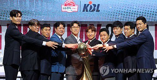 개막 앞둔 프로농구, 우승컵의 주인공은 누구?(서울=연합뉴스) 한종찬 기자 = 29일 서울 용산구 블루스퀘어에서 열린 '2025-2026시즌 프로농구 개막 미디어데이 & 팬페스트' 행사에서 각팀 감독들이 기념촬영을 하고 있다.      왼쪽부터 DB 김주성 감독, 소노 손창환 감독, KCC 이상민 감독, KT 문경은 감독, 삼성 김효범 감독, 현대모비스 양동근 감독, 정관장 유도훈 감독, 한국가스공사 강혁 감독, LG 조상현 감독, SK 전희철 감독. 2025.9.29 saba@yna.co.kr