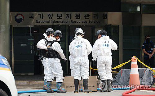 국정자원 화재 4일차 현장감식(대전=연합뉴스) 이주형 기자 = 30일 오전 대전 유성구 국가정보자원관리원(국정자원) 화재 현장에서 감식 관계자들이 4일차 현장 감식을 준비하고 있다.     앞서 지난 26일 정부 전산시스템이 있는 국정자원에서 리튬이온배터리 화재가 발생해 정부 전산 서비스가 대규모로 마비된 바 있다. 2025.9.30 coolee@yna.co.kr