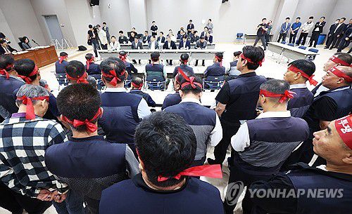 경기도 버스 노사 최종 조정회의(수원=연합뉴스) 홍기원 기자 = 30일 경기도 수원시 영통구 경기지방노동위원회에서 경기도버스노조협의회와 경기도버스운송사업조합의 최종 조정 회의가 열리고 있다. 2025.9.30 xanadu@yna.co.kr