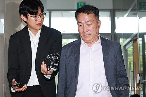 해병특검 피의자 조사 출석하는 김계환 전 해병대사령관(서울=연합뉴스) 신현우 기자 = 김계환 전 해병대사령관이 1일 피의자 신분으로 조사받기 위해 서울 서초구 이명현 순직해병 특별검사팀에 출석하고 있다. 2025.10.1 nowwego@yna.co.kr