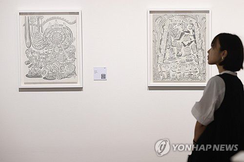 기획전 '차원확장자' 개최(서울=연합뉴스) 강민지 기자 = 1일 서울 관악구 서울대학교미술관에서 열린 기획전 '차원확장자: 시ㆍ이미지ㆍ악보ㆍ코드' 간담회에서 참석자가 작품을 둘러보고 있다.  2025.10.1 mjkang@yna.co.kr