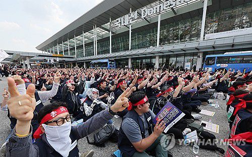 전국공항노동자 총파업 대회(서울=연합뉴스) 이진욱 기자 = 1일 서울 강서구 김포국제공항 국내선 청사 앞에서 열린 전국공항노동자 총파업 대회에서 참석자들이 연속야간노동 근절 위한 교대근무제도 개선 등을 요구하고 있다. 2025.10.1 cityboy@yna.co.kr