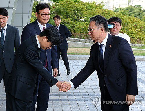 부산지검장과 인사하는 법무부 장관(부산=연합뉴스) 손형주 기자 = 정성호 법무부 장관이 1일 오후 부산 연제구 부산 검찰청사를 찾아 김창진 부산지검장과 인사하고 있다. 2025.10.1 handbrother@yna.co.kr