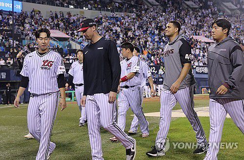 패배한 LG(서울=연합뉴스) 류영석 기자 = 프로야구 LG 트윈스 선수들이 1일 서울 잠실야구장에서 열린 KBO리그 NC 다이노스와의 경기에서 패배하며 자력우승에 실패한 뒤 경기장을 나서고 있다. 2025.10.1 ondol@yna.co.kr