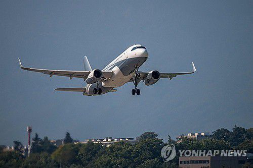 1일(현지시간) 스위스 제네바 공항 이륙하는 폴 비야 카메룬 대통령 전용기[AFP 연합뉴스 재판매 및 DB 금지]
