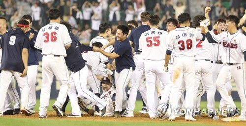 두산 끝내기 안타 박세혁(서울=연합뉴스) 안정원 기자 = 1일 오후 서울 잠실야구장에서 열린 프로야구 NC다이노스와 두산 베어스와의 경기에서 9회말 끝내기 안타를 친 두산 박세혁이 축하받고 있다. 2019.10.1 jeong@yna.co.kr
