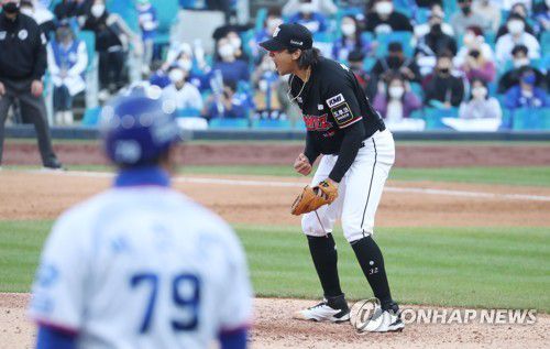 포효하는 kt 쿠에바스(대구=연합뉴스) 김현태 기자 = 31일 오후 대구 삼성라이온즈파크에서 열린 프로야구 2021 신한은행 쏠(SOL) KBO 정규시즌 1위 결정전 kt wiz와 삼성 라이온즈의 경기. 7회 말 kt 선발투수 쿠에바스가 무실점으로 이닝을 끝내고 포효하고 있다. 2021.10.31 mtkht@yna.co.kr