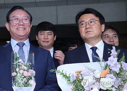 기뻐하는 황운하-송철호(서울=연합뉴스) 박건영 기자 = '울산시장 선거 개입·하명수사' 의혹으로 기소된 조국혁신당 황운하 의원(오른쪽)과 송철호 전 울산시장이 14일 서울 서초구 대법원에서 열린 상고심 선고공판에서 무죄를 선고받은 뒤 법정을 나서며 기뻐하고 있다. 2025.8.14 pu7@yna.co.kr