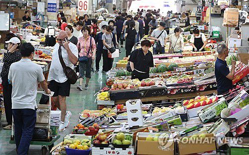 추석 앞두고 북적이는 시장[연합뉴스 자료사진]