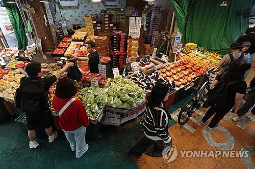 붐비는 전통시장(서울=연합뉴스) 서대연 기자 = 추석 연휴를 앞둔 1일 서울 마포구 망원시장 과일가게가 이용객들로 북적이고 있다. 2025.10.1 dwise@yna.co.kr