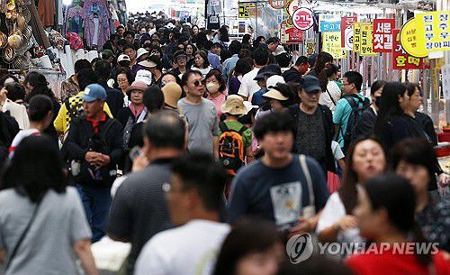 '다가온 추석, 발길 이어지는 시장'[연합뉴스 자료사진]